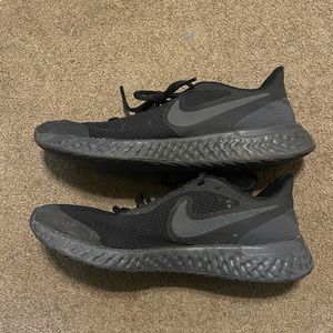 Black Nike running shoes. Size 5.5 youth/ 7 in women.